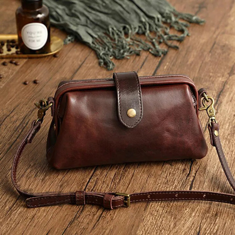 Herdis | Klassische und kompakte Tasche in warmem Cognac-Ton für Damen