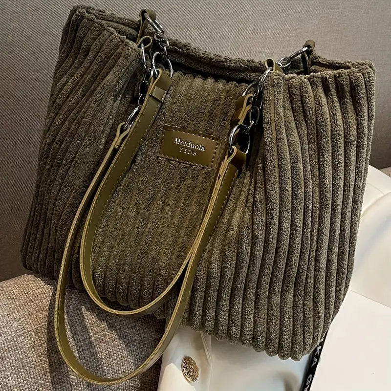 Alvhilde | Weiche gerippte Tasche für Damen mit stylischer Metallkette