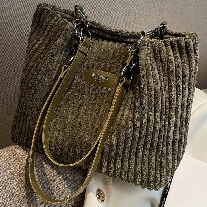 Alvhilde | Weiche gerippte Tasche für Damen mit stylischer Metallkette