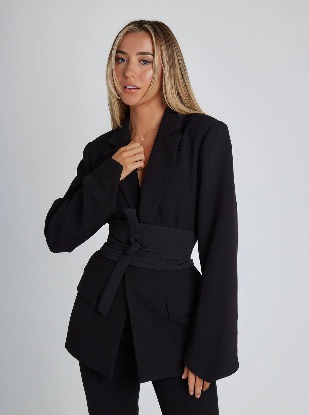 Vivian | Luxe Chic Blazer für Damen mit V-Ausschnitt und langen Ärmeln