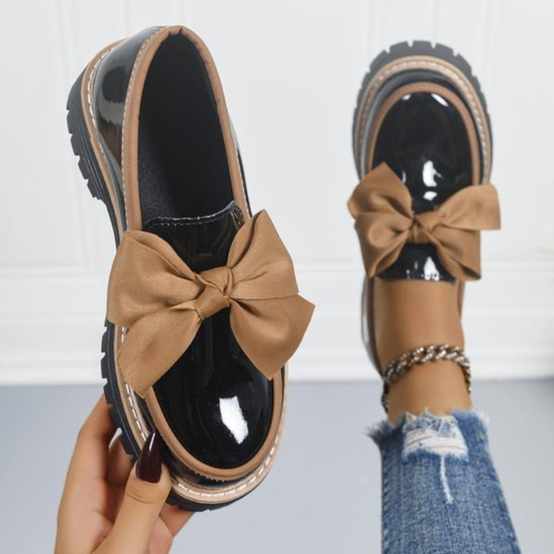 Glänzende grüne Slipper für Damen mit chunky gepolsterter Sohle