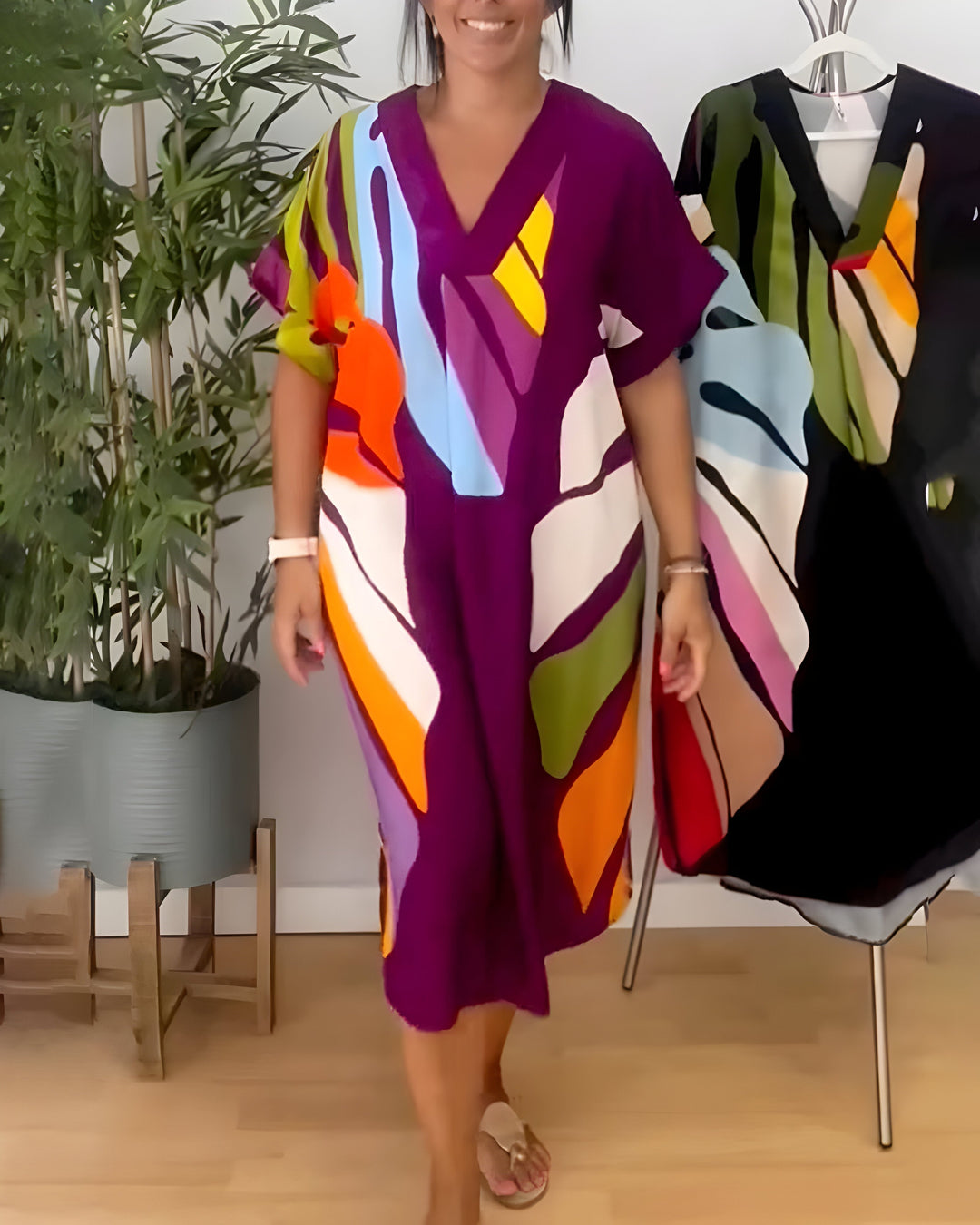 Rianna | Kleid für Damen mit abstraktem Druck, V-Ausschnitt und kurzen Ärmeln