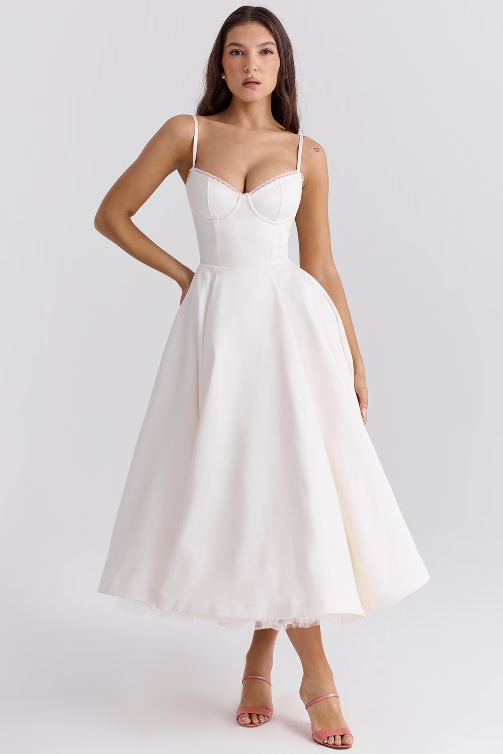 Noemi | Elegantes Schlankheitskleid für Damen mit Spaghettiträgern und Herzmuster