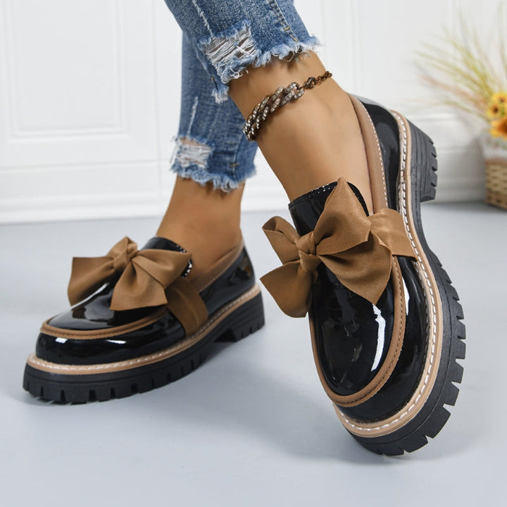 Glänzende grüne Slipper für Damen mit chunky gepolsterter Sohle