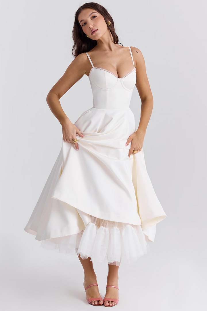 Noemi | Elegantes Schlankheitskleid für Damen mit Spaghettiträgern und Herzmuster