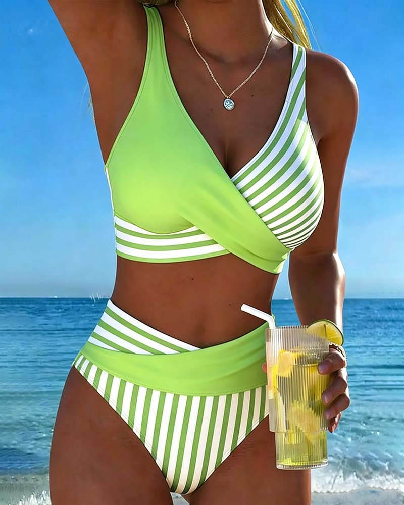 Giulia | Bikini mit V-Ausschnitt und gestreiftem Design