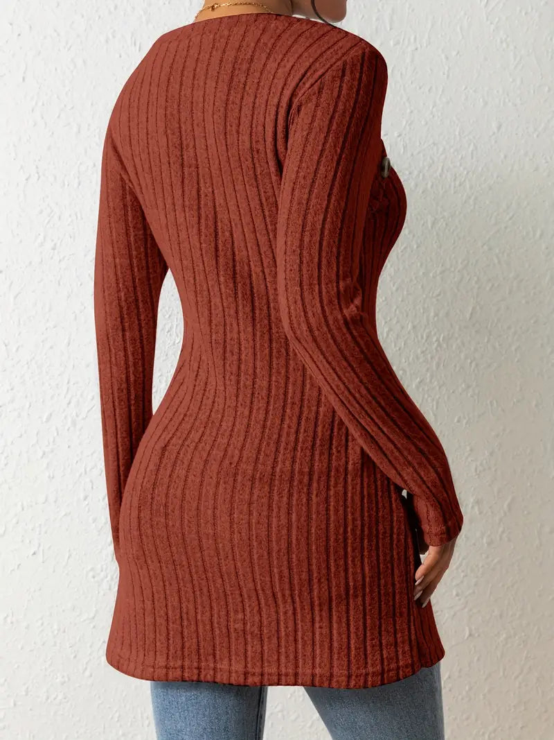 Julia | Asymmetrisches Top für Damen mit Knöpfen und Rippenstruktur
