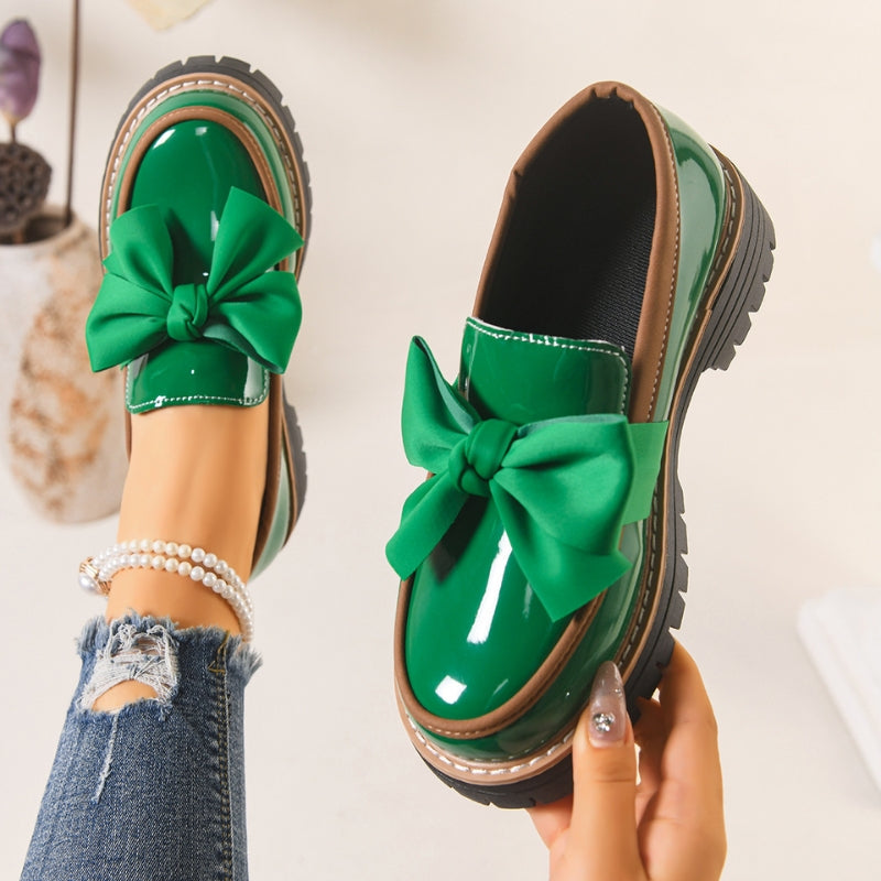 Glänzende grüne Slipper für Damen mit chunky gepolsterter Sohle