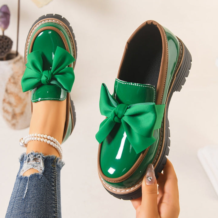 Glänzende grüne Slipper für Damen mit chunky gepolsterter Sohle