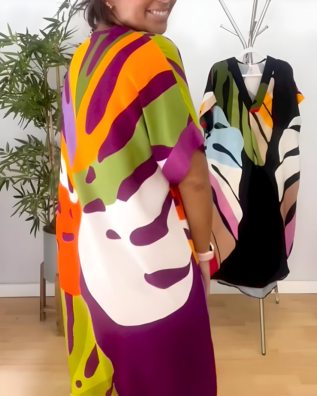 Rianna | Kleid für Damen mit abstraktem Druck, V-Ausschnitt und kurzen Ärmeln