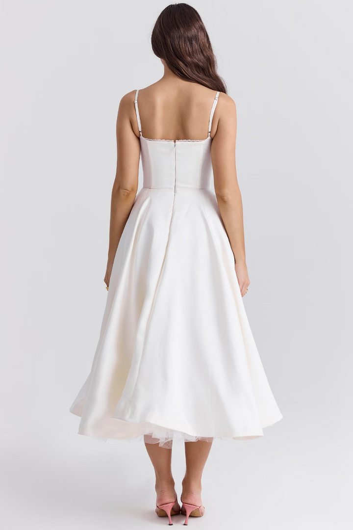 Noemi | Elegantes Schlankheitskleid für Damen mit Spaghettiträgern und Herzmuster