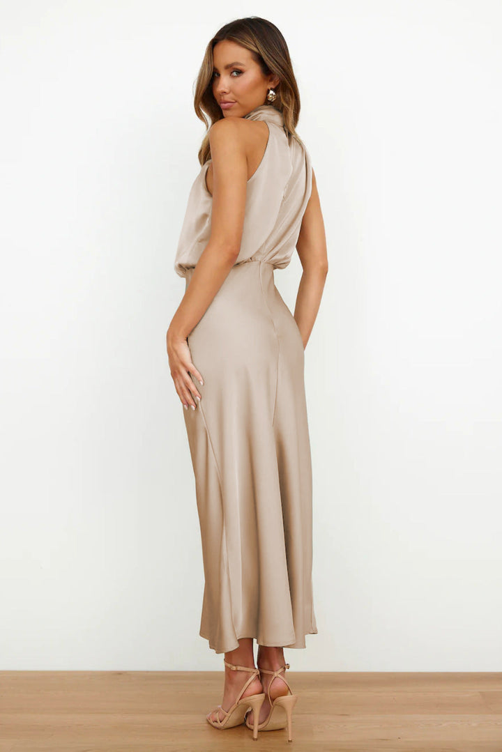 Carlina | Langes Maxikleid für Damen mit Halterneck und Neckholder-Ausschnitt