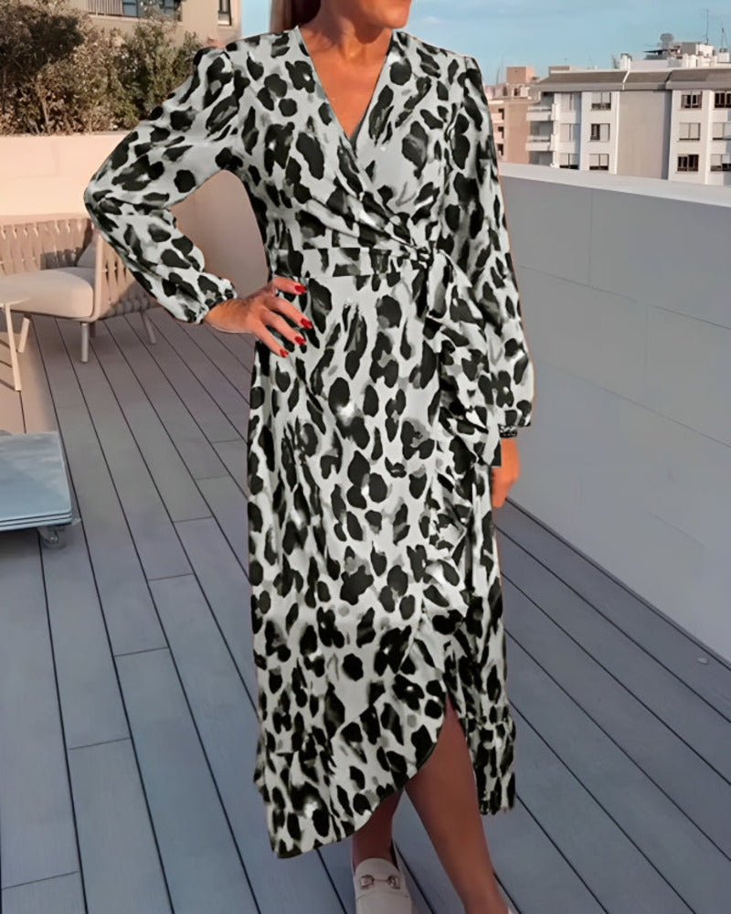 Stella | Midikleid für Damen mit Leopardenmuster und V-Ausschnitt