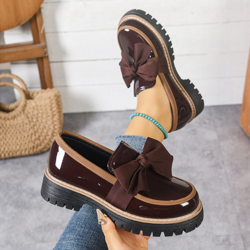 Glänzende grüne Slipper für Damen mit chunky gepolsterter Sohle