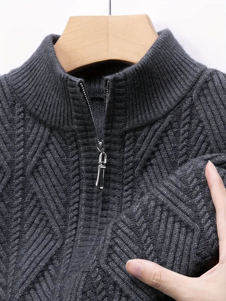 Brit und Boho | Der Everest Kabelstrickpullover mit Stehkragen