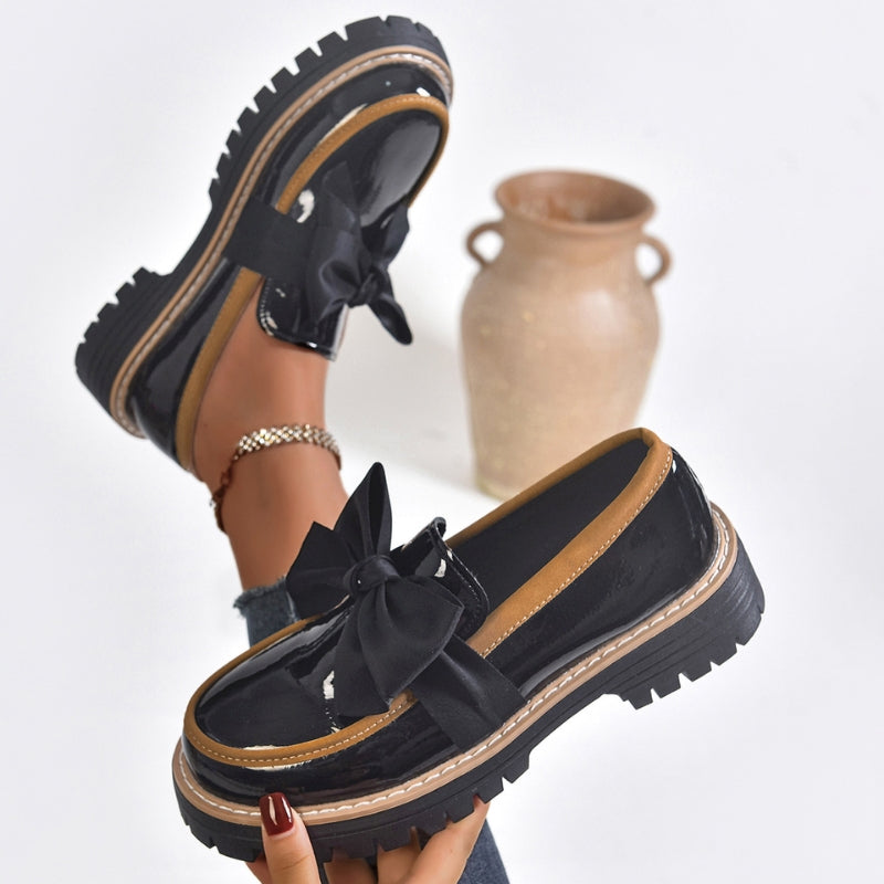Glänzende grüne Slipper für Damen mit chunky gepolsterter Sohle