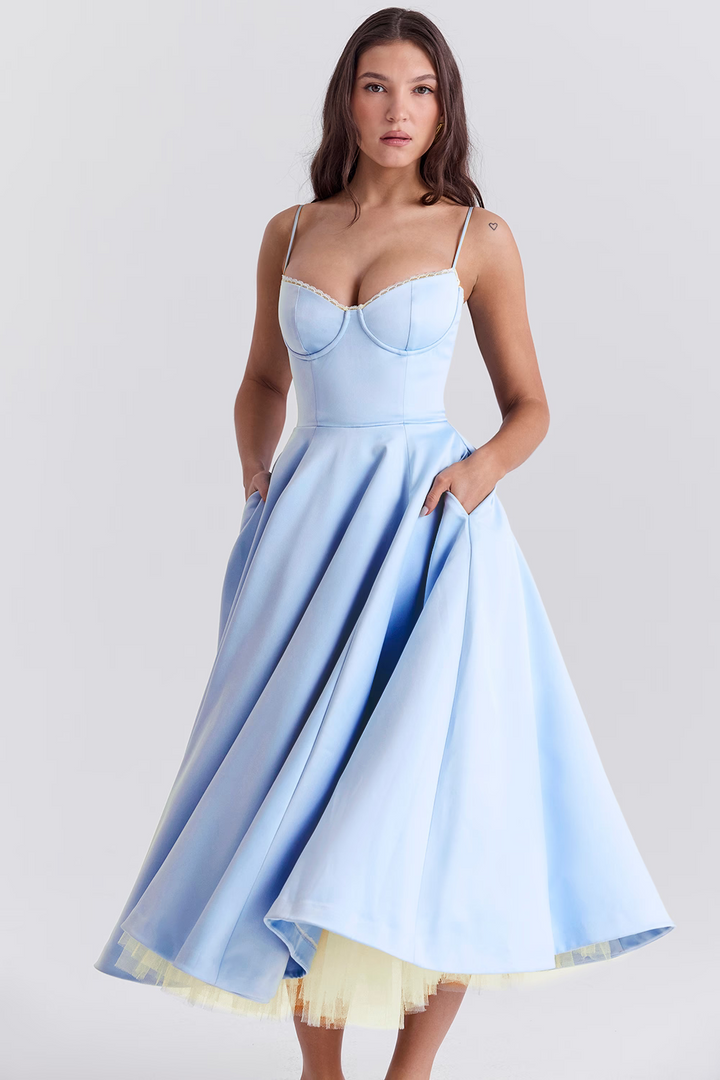 Noemi | Elegantes Schlankheitskleid für Damen mit Spaghettiträgern und Herzmuster
