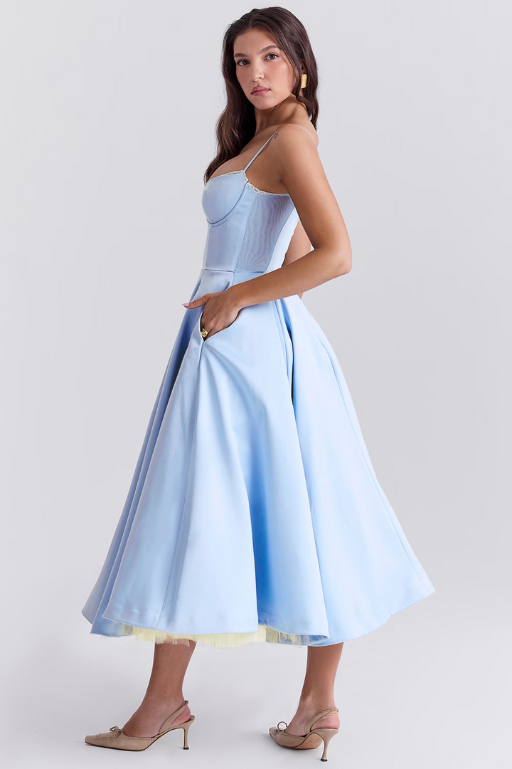 Noemi | Elegantes Schlankheitskleid für Damen mit Spaghettiträgern und Herzmuster