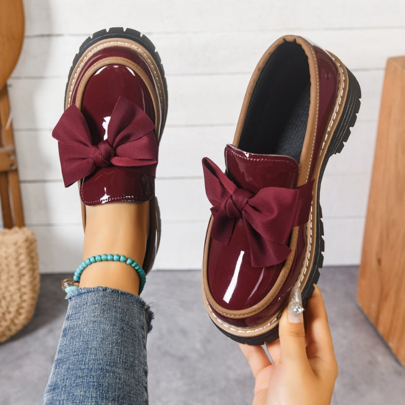 Glänzende grüne Slipper für Damen mit chunky gepolsterter Sohle