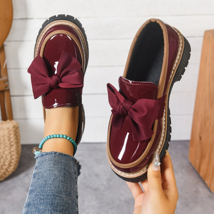 Glänzende grüne Slipper für Damen mit chunky gepolsterter Sohle
