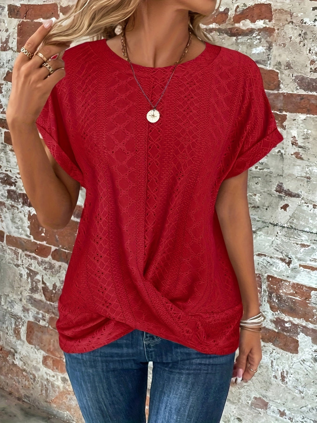 Carrie | Bequemes T-Shirt für Damen mit Twist-Saum und Rundhalsausschnitt