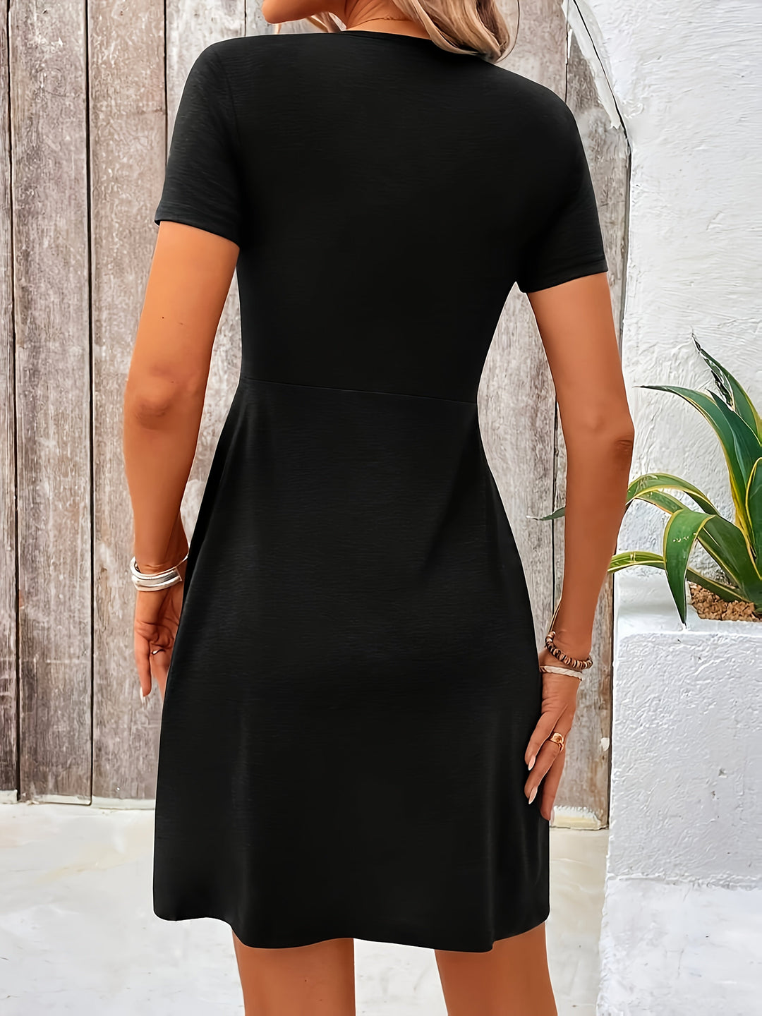 Feliz | Schickes Kleid für Damen mit gedrehtem V-Ausschnitt