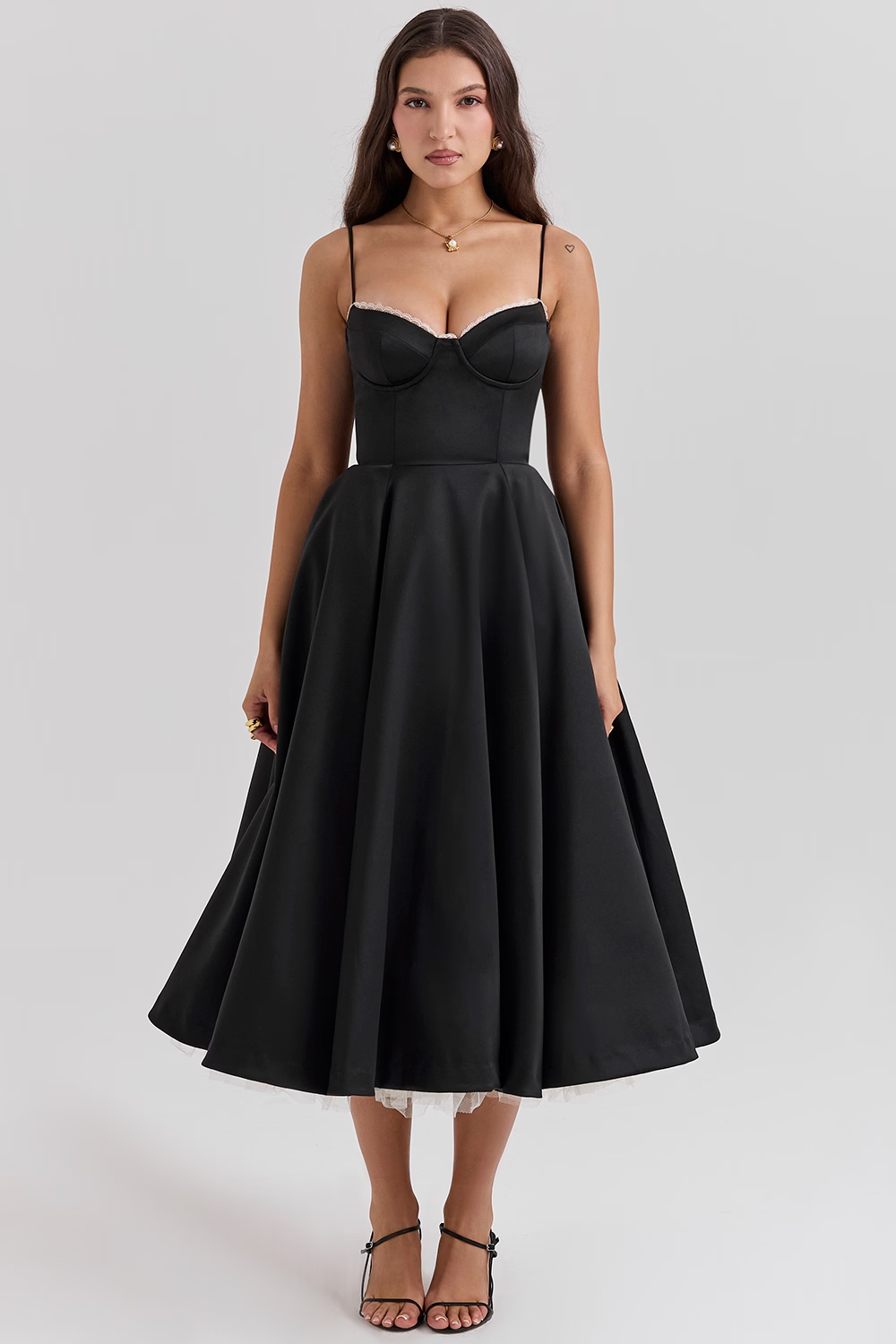 Noemi | Elegantes Schlankheitskleid für Damen mit Spaghettiträgern und Herzmuster