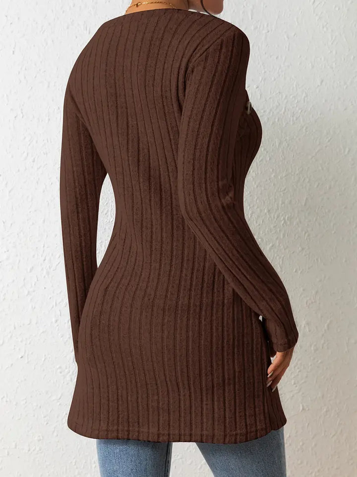 Julia | Asymmetrisches Top für Damen mit Knöpfen und Rippenstruktur