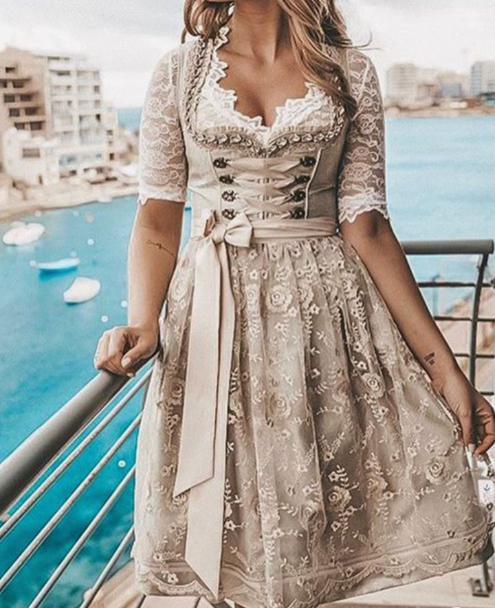 Damen Dirndlkleid zum Schnüren mit Spitzenärmeln