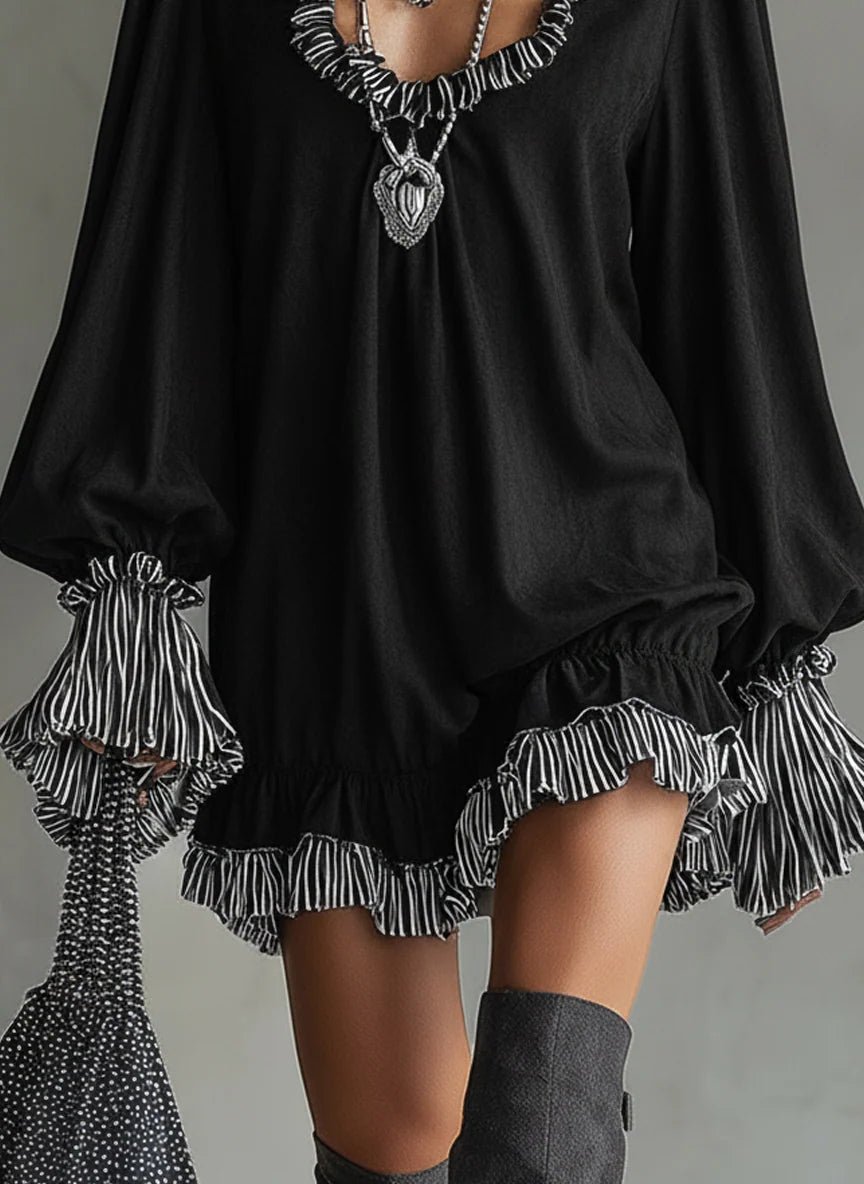 Faux-Suede-Minikleid für Damen mit schwarzen Streifen und Rüschendetails