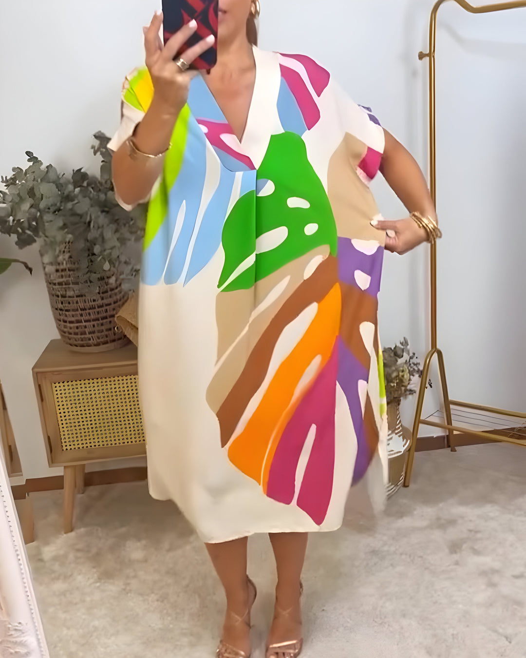 Rianna | Kleid für Damen mit abstraktem Druck, V-Ausschnitt und kurzen Ärmeln