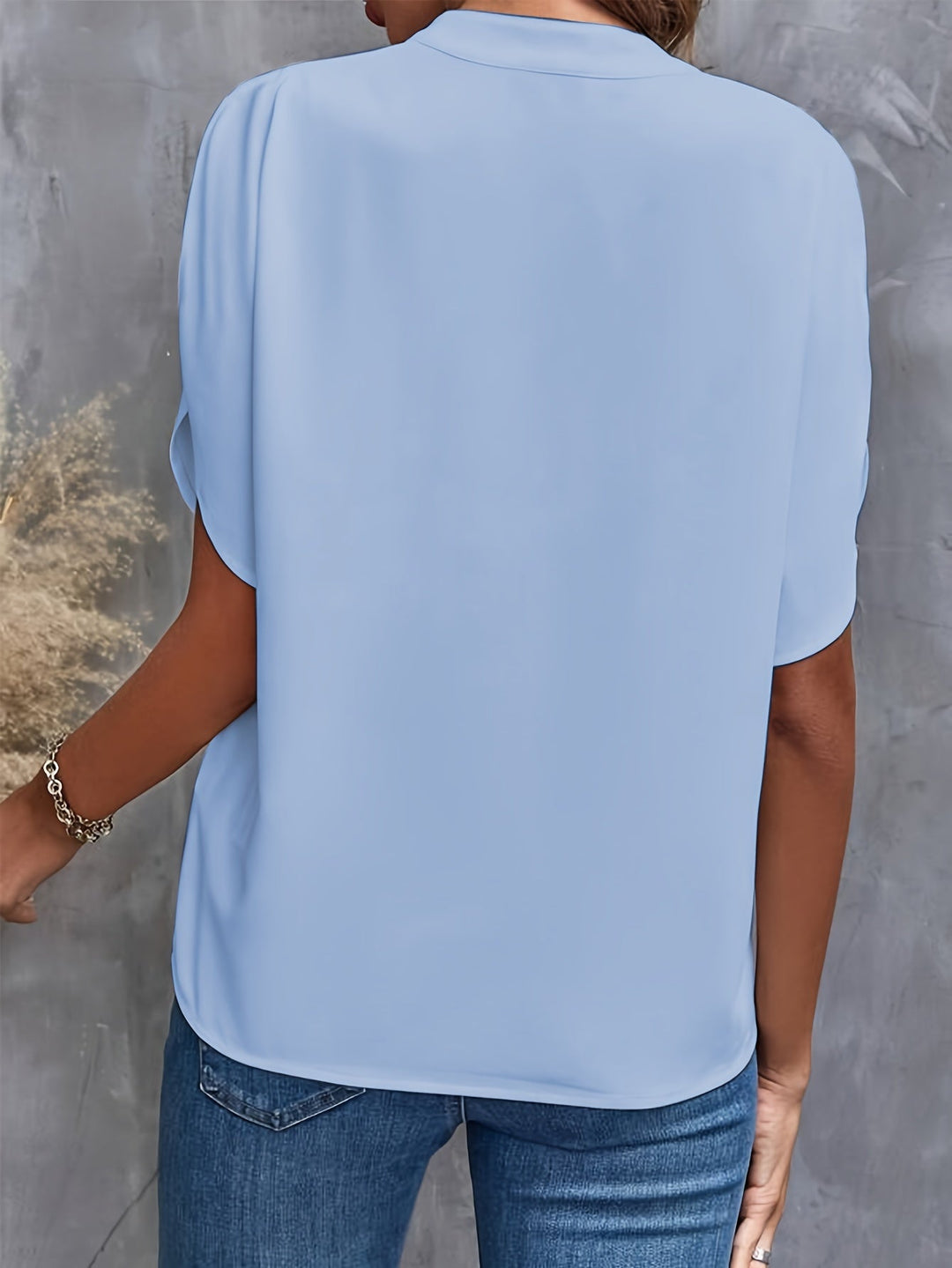 Ava | Schicke Bluse für Damen mit V-Ausschnitt und kurzen Ärmeln