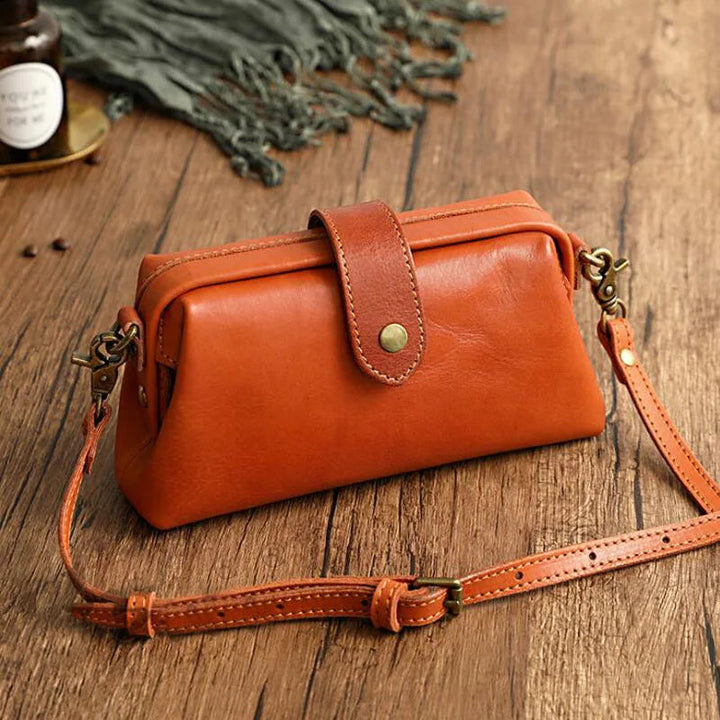 Herdis | Klassische und kompakte Tasche in warmem Cognac-Ton für Damen