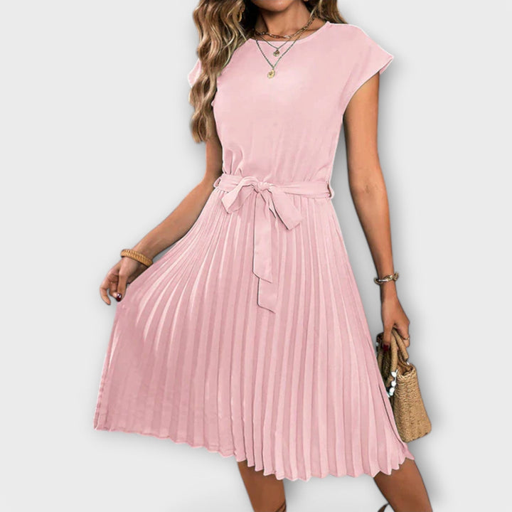 Claire | Lässiges Plisseekleid für Damen mit Rundhalsausschnitt und kurzen Ärmeln