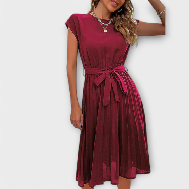 Claire | Lässiges Plisseekleid für Damen mit Rundhalsausschnitt und kurzen Ärmeln