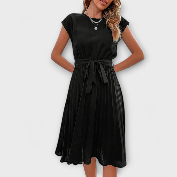 Claire | Lässiges Plisseekleid für Damen mit Rundhalsausschnitt und kurzen Ärmeln