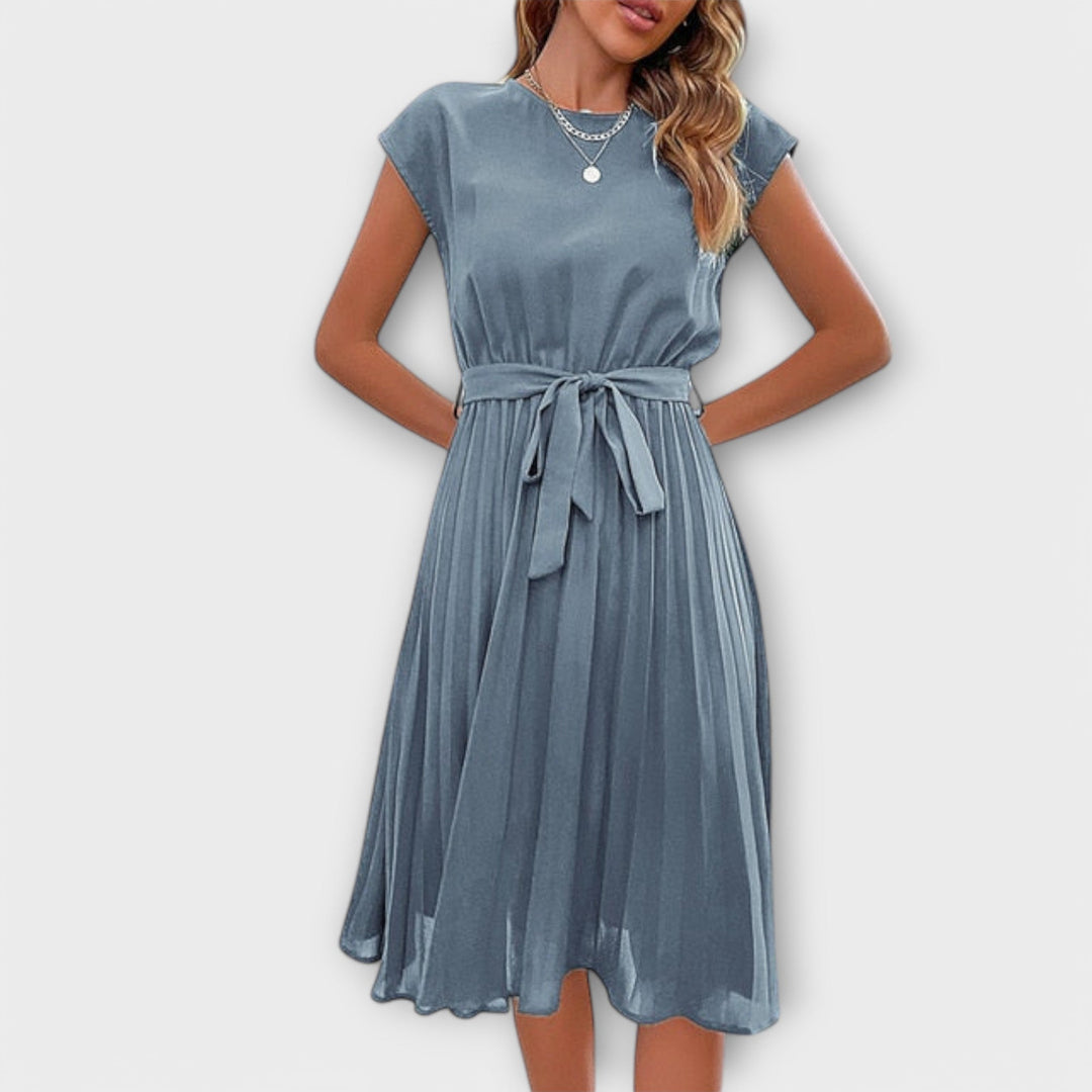 Claire | Lässiges Plisseekleid für Damen mit Rundhalsausschnitt und kurzen Ärmeln