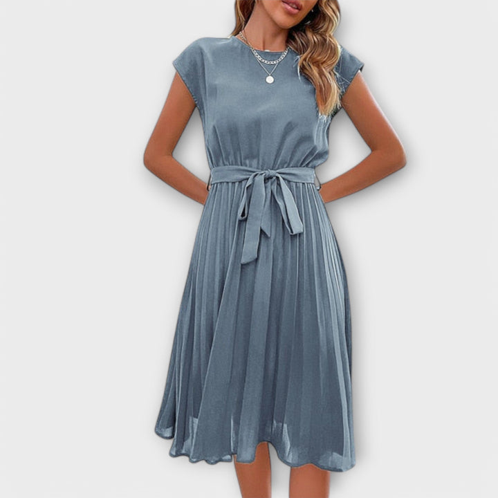 Claire | Lässiges Plisseekleid für Damen mit Rundhalsausschnitt und kurzen Ärmeln