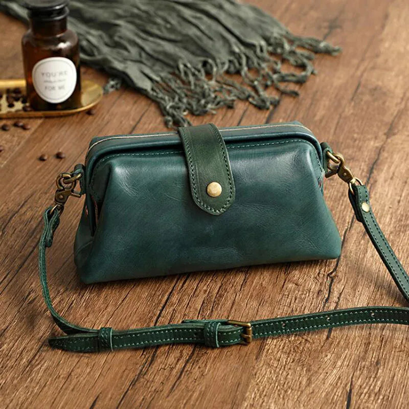Herdis | Klassische und kompakte Tasche in warmem Cognac-Ton für Damen
