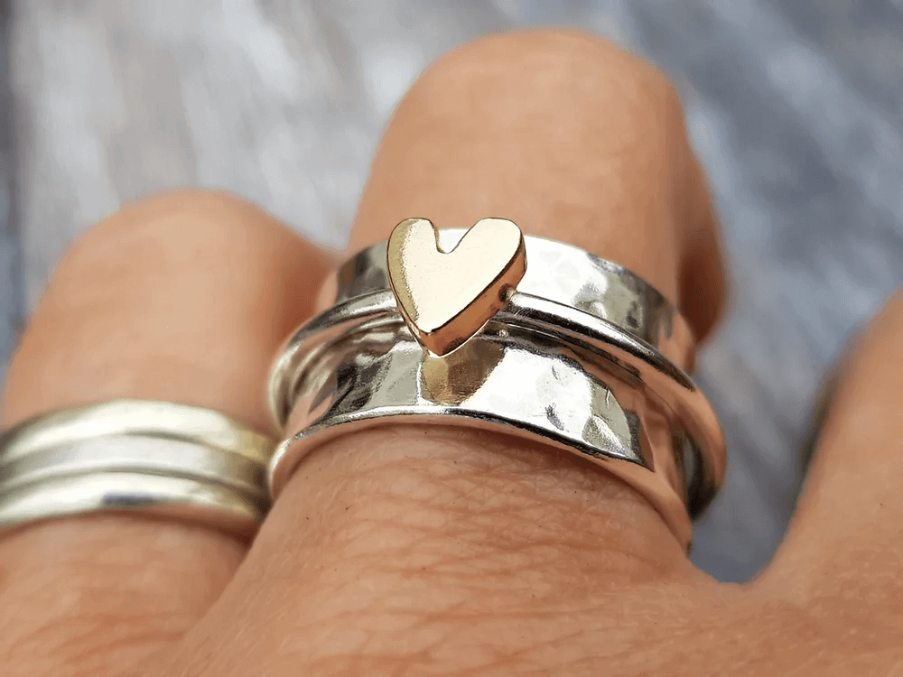 Mireia | Silberring für Damen mit goldenem Herzen
