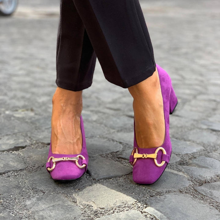 Elegante Pumps für Damen mit Golddetails und mittelhohem Absatz