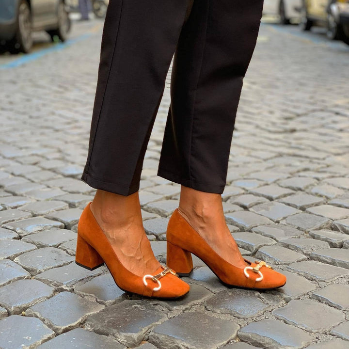 Elegante Pumps für Damen mit Golddetails und mittelhohem Absatz