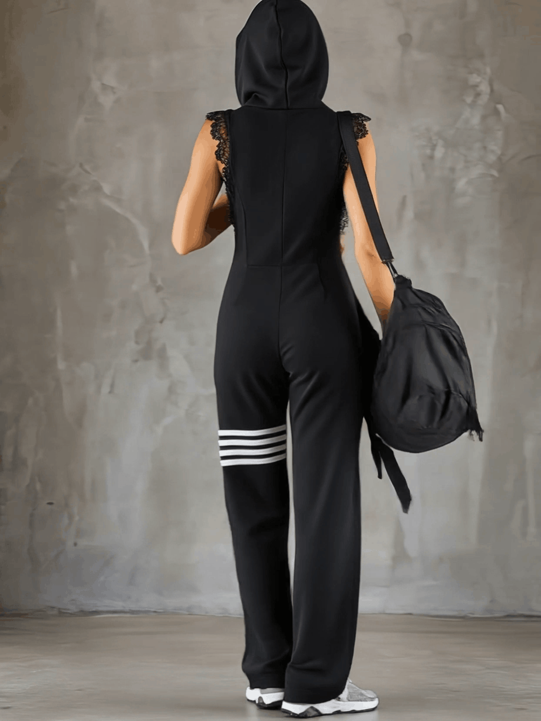 Retro-inspirierter schwarzer ärmelloser Kapuzen-Jumpsuit mit sportlichen streifen