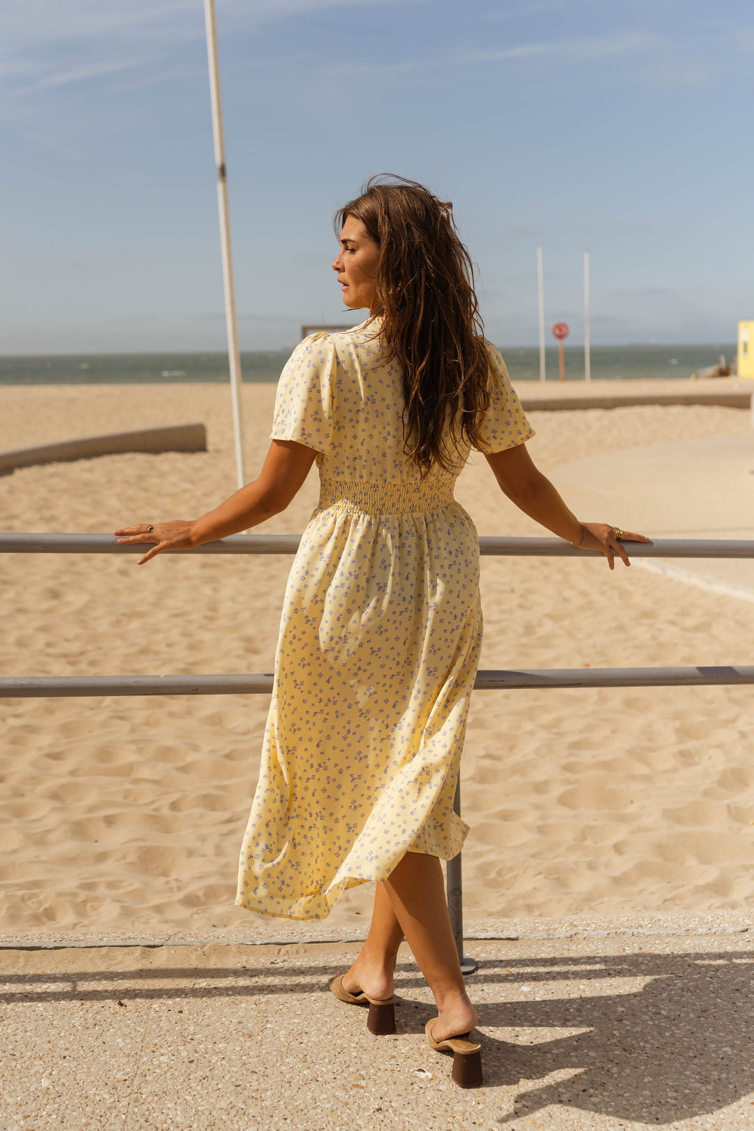 Lena | Damen Midikleid mit Blumenmuster, V-Ausschnitt und kurzen Ärmeln