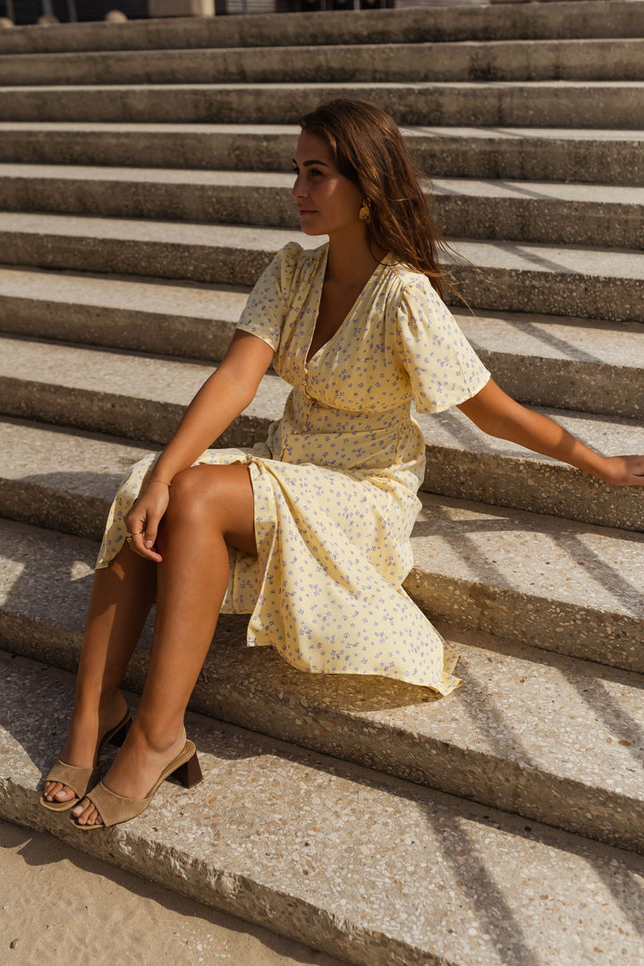 Lena | Damen Midikleid mit Blumenmuster, V-Ausschnitt und kurzen Ärmeln