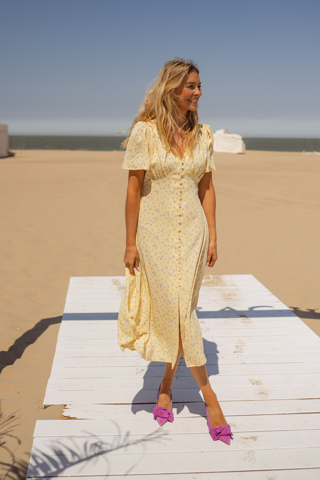 Lena | Damen Midikleid mit Blumenmuster, V-Ausschnitt und kurzen Ärmeln