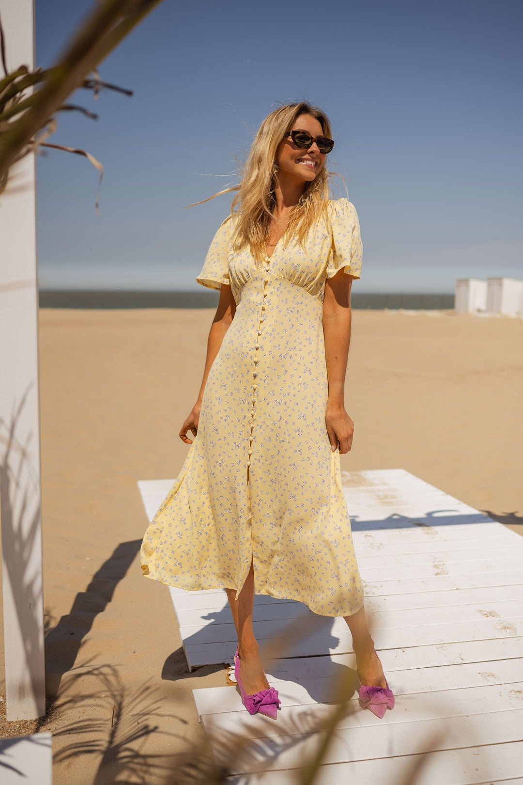 Lena | Damen Midikleid mit Blumenmuster, V-Ausschnitt und kurzen Ärmeln