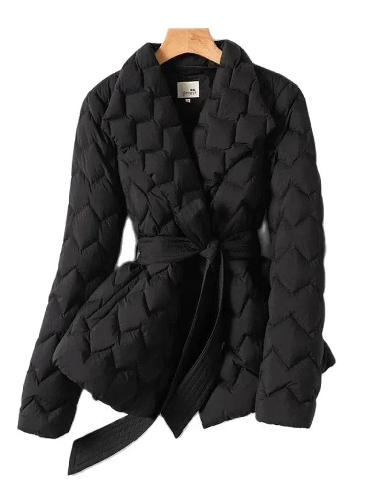 Assunta | Elegante Daunenjacke für Damen mit Gürtel und langen Ärmeln