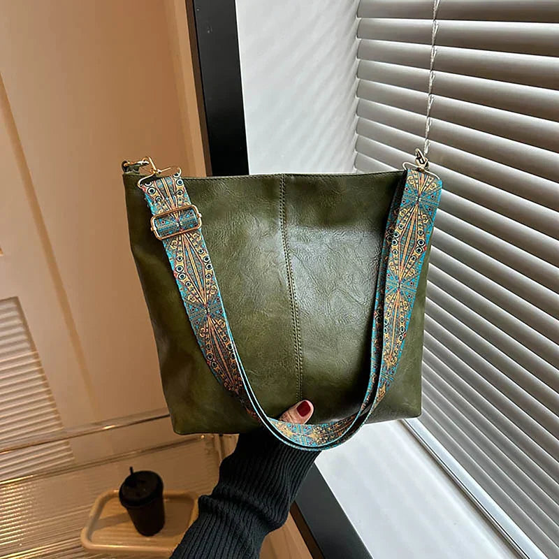 Embjørg | Klassische Schultertasche für Damen mit verstellbarem gemustertem Tragegurt