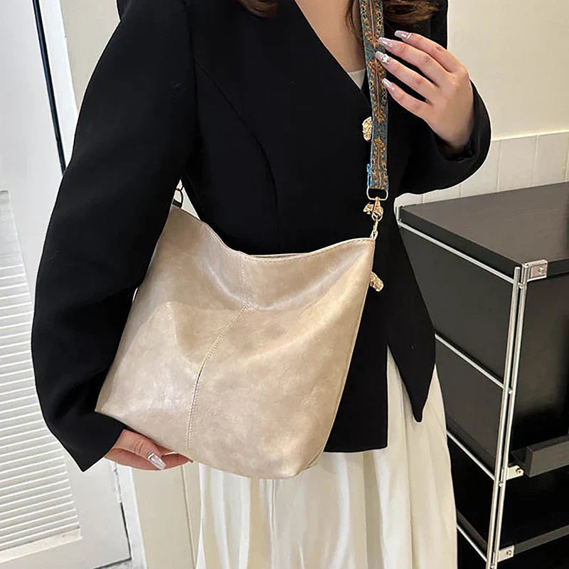 Embjørg | Klassische Schultertasche für Damen mit verstellbarem gemustertem Tragegurt
